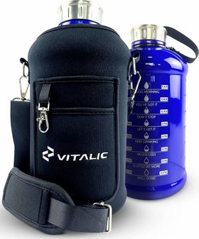 VITALIC Waterfles met isolerende hoes – Motiverende 2 liter sportfles met tijdmarkering