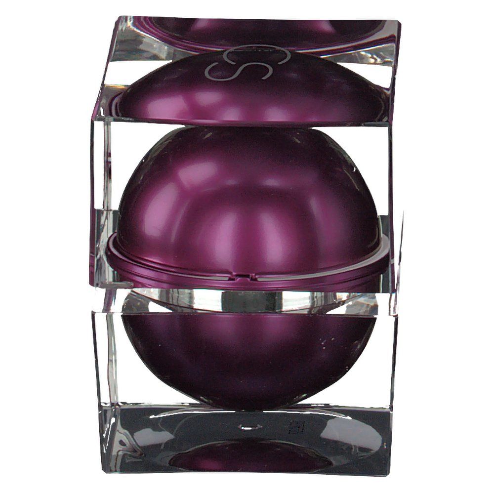 Crème lifting dans un cube transparent. La crème est emballée dans une sphère violette.