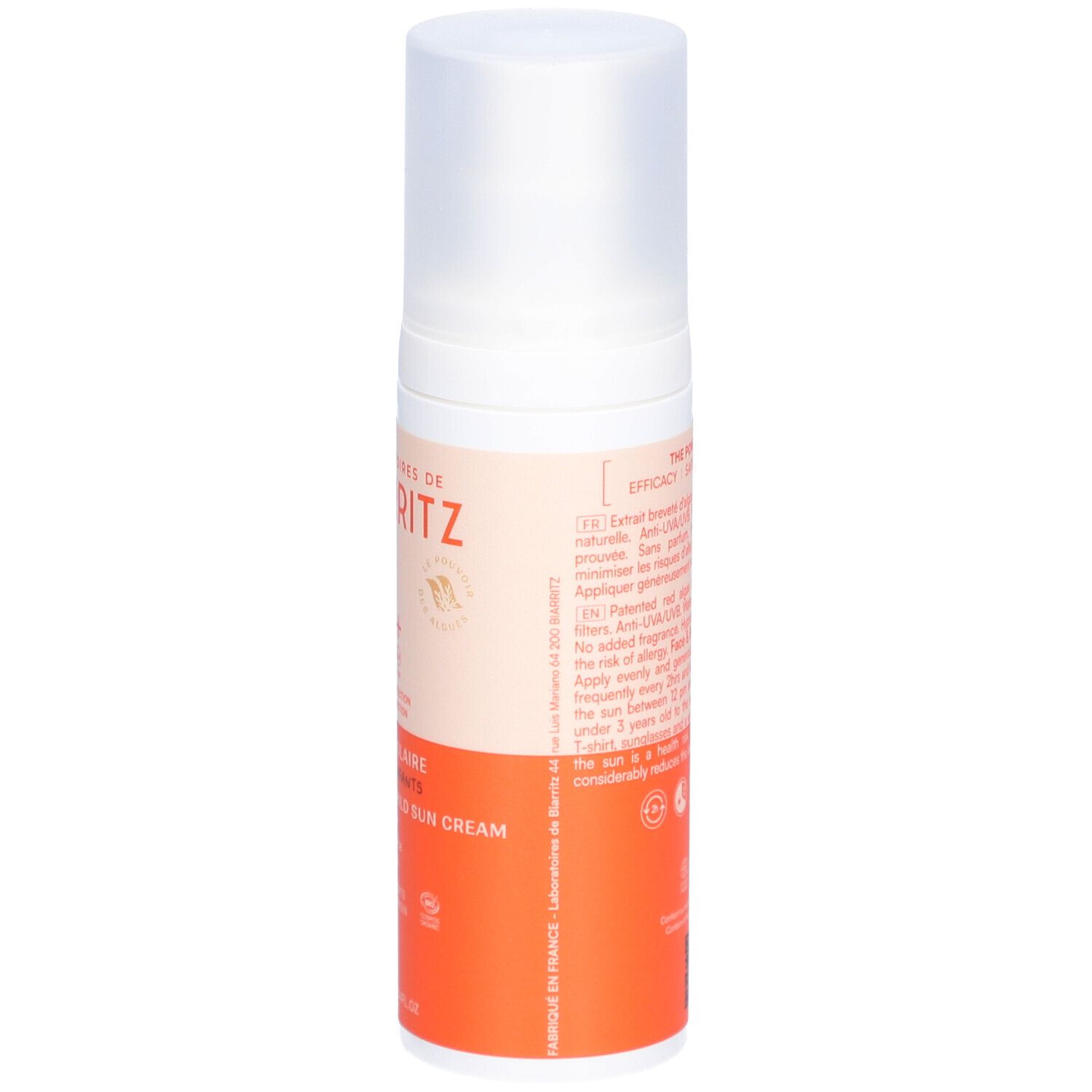 Flacon de crème solaire, détail. Texte: ingrédients, conseils d'utilisation, label bio. Blanc, étiquette orange.