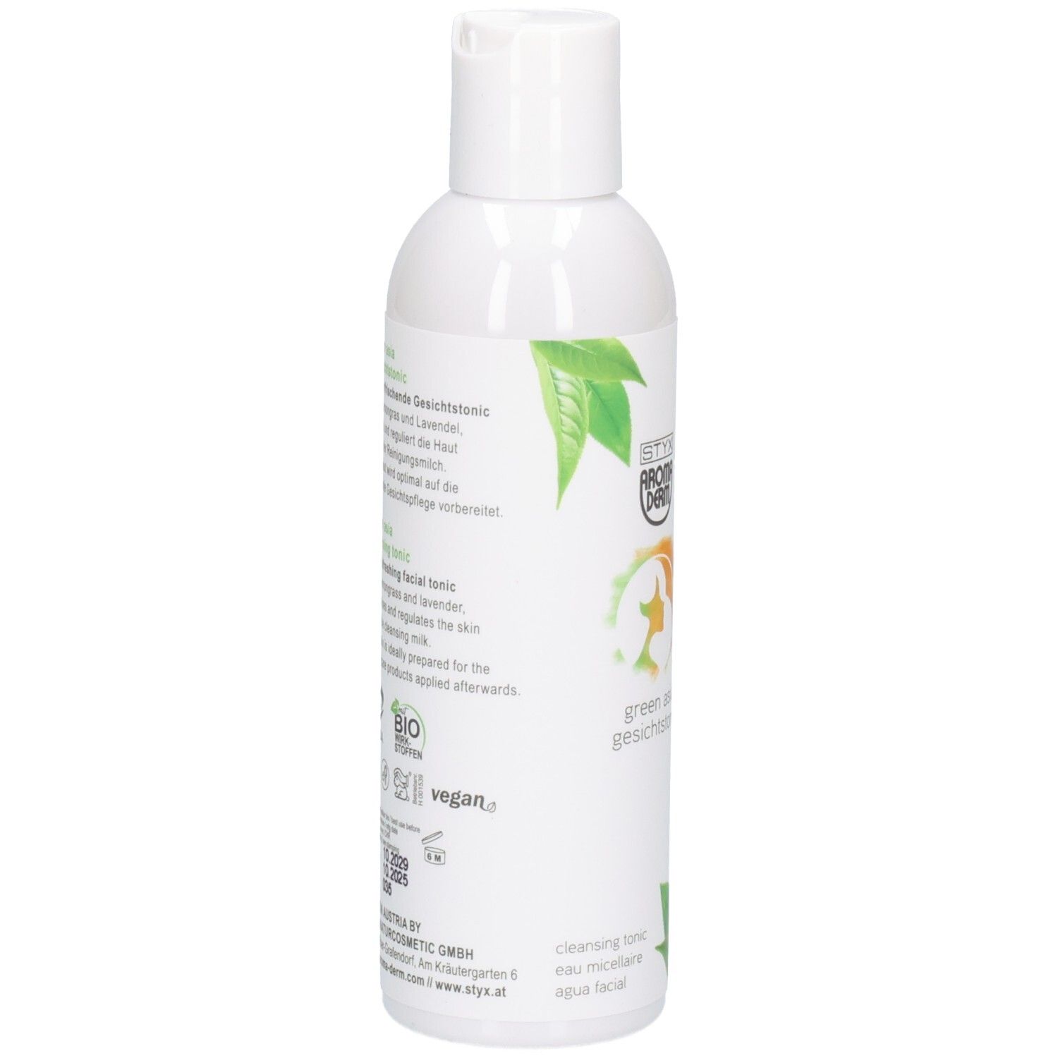 Flacon blanc avec étiquette verte. Inscription: STYX AROMADERM, green asia Gesichtstonic. Décor de feuilles.