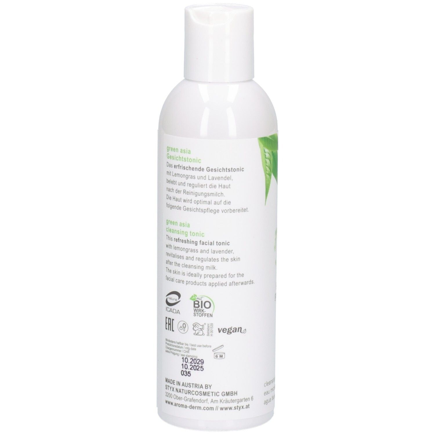 Flacon blanc avec étiquette verte. Inscription: STYX AROMADERM, green asia Gesichtstonic. Décor de feuilles.