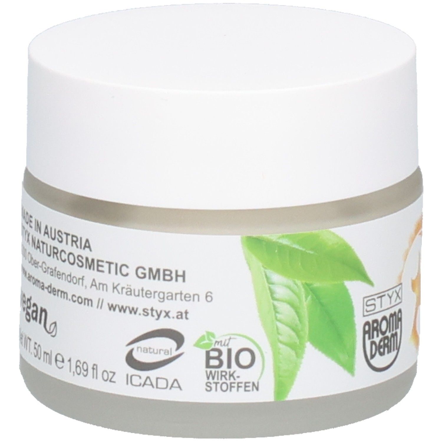 Pot de crème avec couvercle blanc. Autocollant avec logo, feuilles et texte: STYX AROMADERM, centella asiatica nachtcreme. Certification BIO.