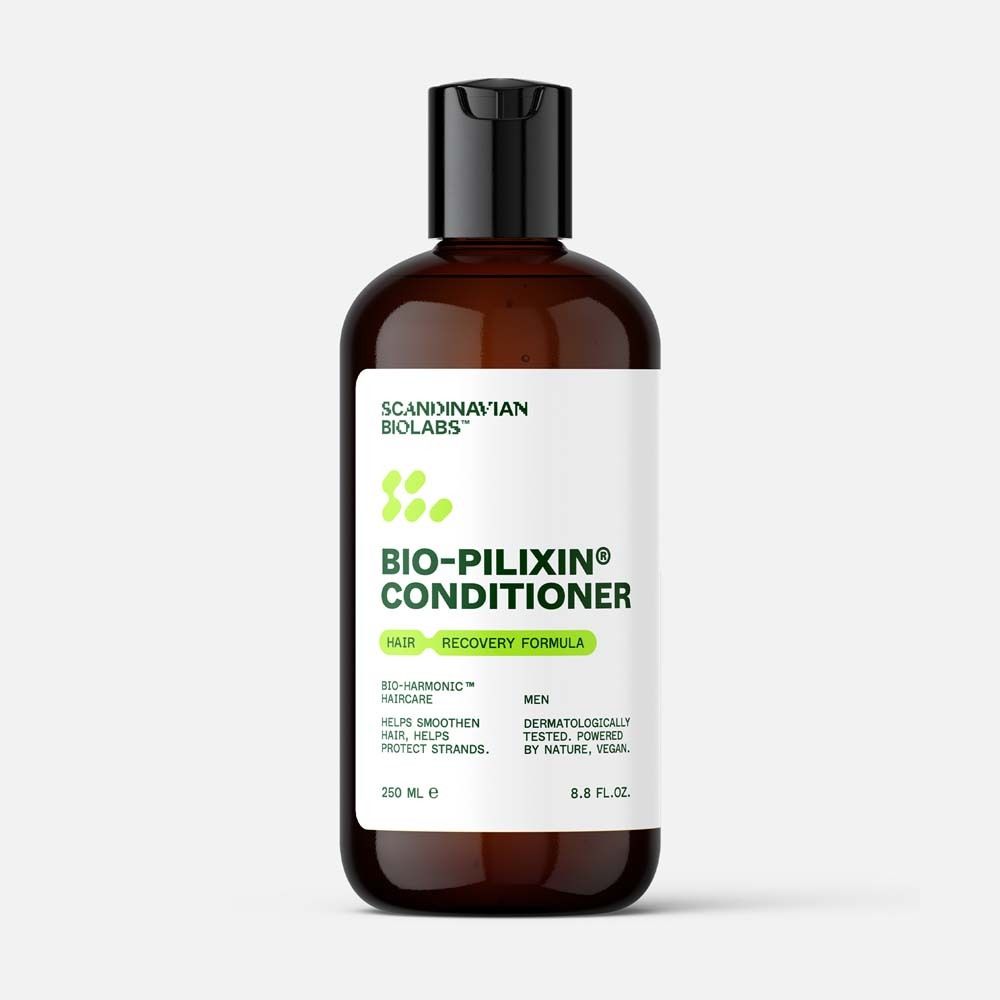 Bruine fles met zwarte dop. Etiket met productnaam en logo. 250 ml. Voor mannen.