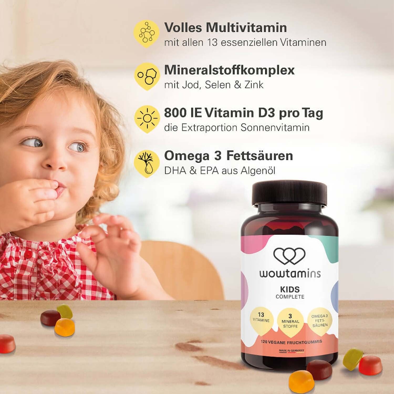 Enfant mange une gomme. Flacon WOWTAMINS KIDS COMPLETE avec 13 vitamines, 3 minéraux, acides gras oméga-3.
