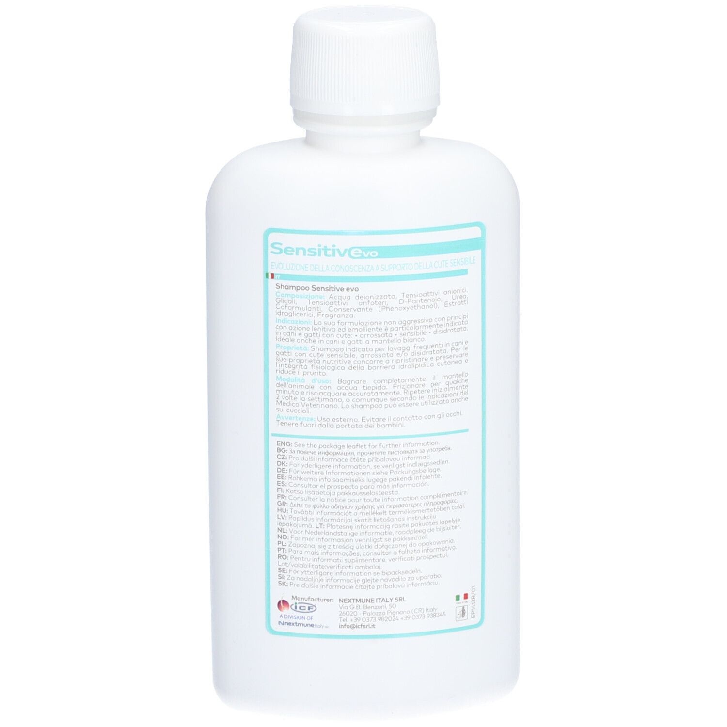 Achterkant witte fles Sensitiv Evo Shampoo. Meertalige tekst. Fabrikantinformatie.