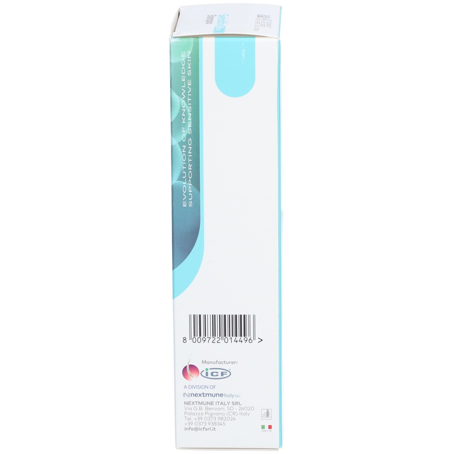 Zijkant van de Sensitiv Evo Shampoo verpakking. Barcode, fabrikantinformatie en logo.