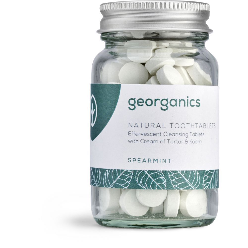 Glazen pot met witte tabletten. Opschrift: georganics, NATURAL TOOTHTABLETS, SPEARMINT.