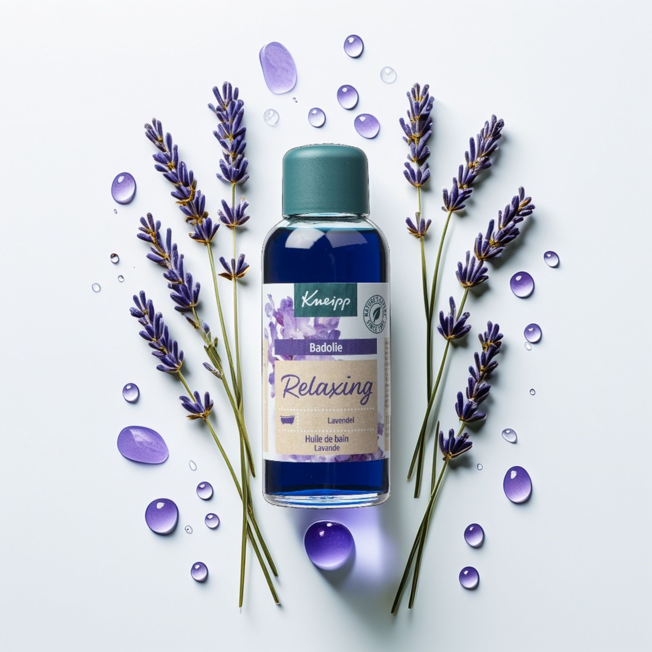 Fles blauwe badolie met groene dop. Opschrift: Kneipp, Badolie Relaxing Lavendel.