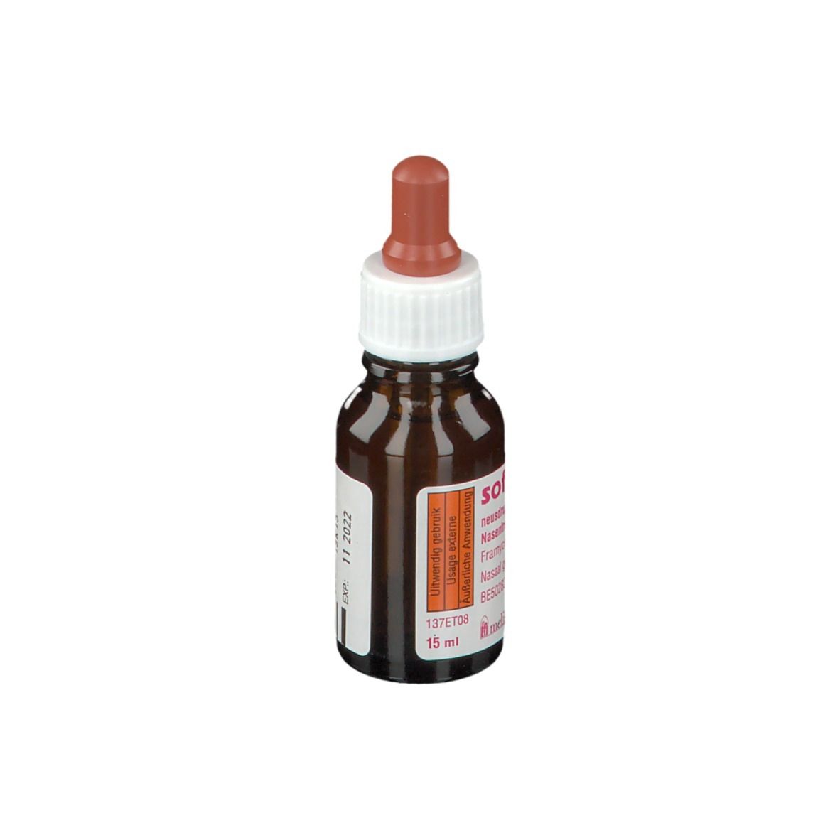Bruine glazen fles met druppelaar. Etiket met productnaam, dosering en volume. Neusdruppels.