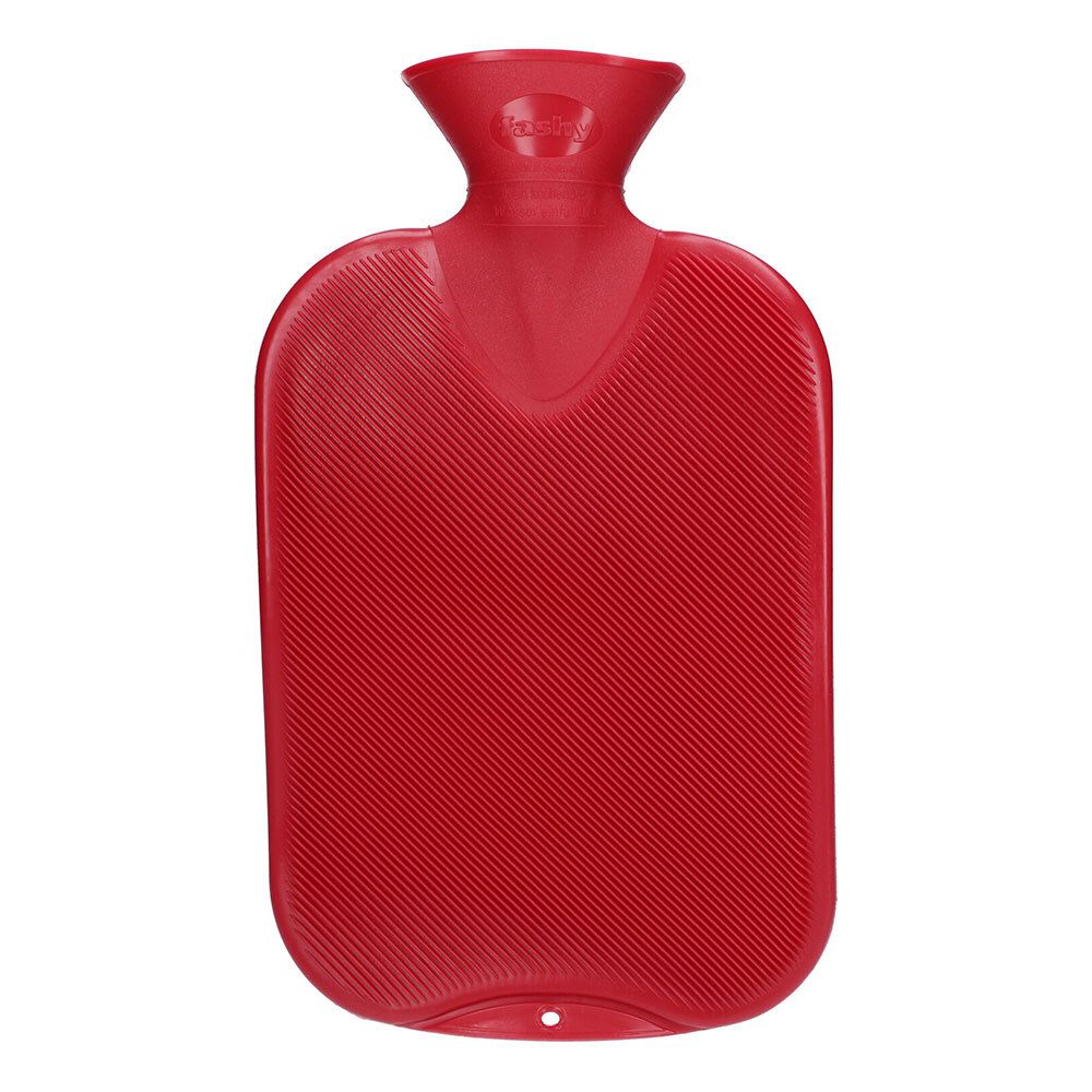 Bouillotte rouge en caoutchouc, forme classique avec col et fermeture. Surface rainurée.