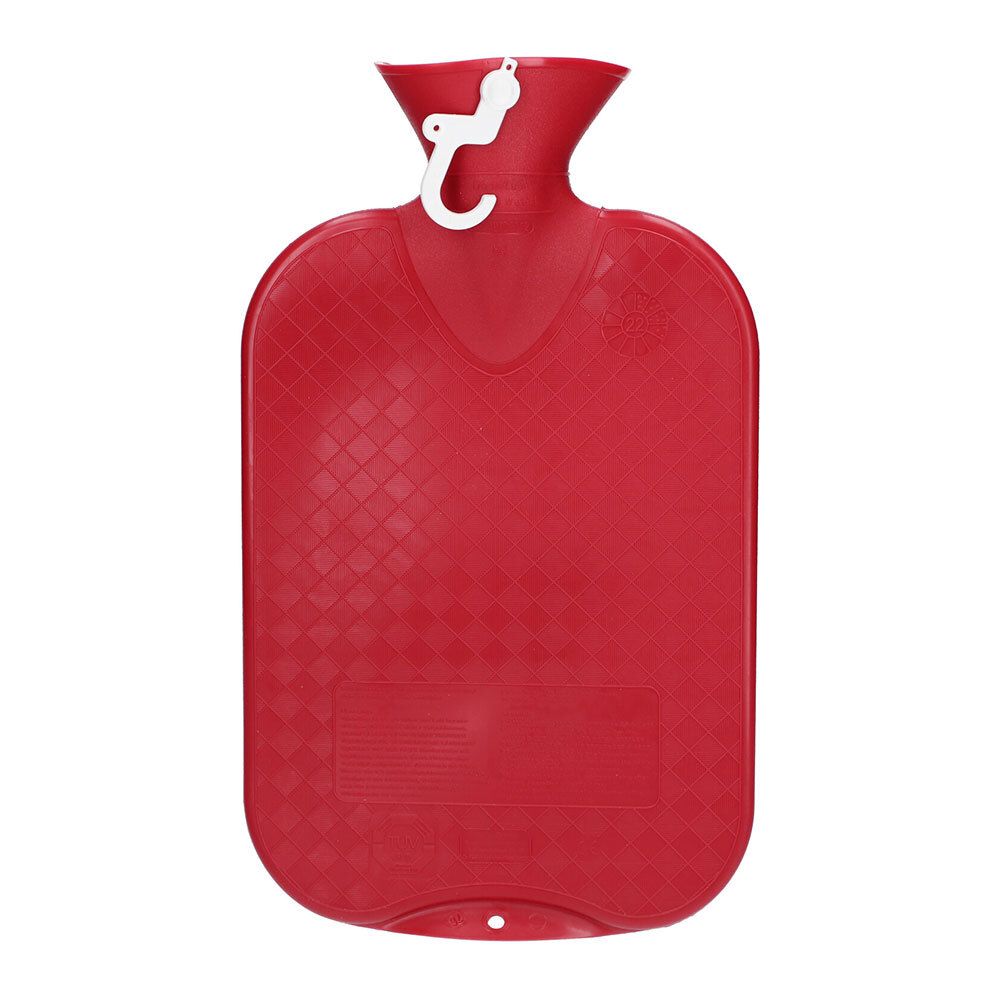Bouillotte rouge avec surface à carreaux. Forme classique avec col et fermeture. Dispositif de suspension.