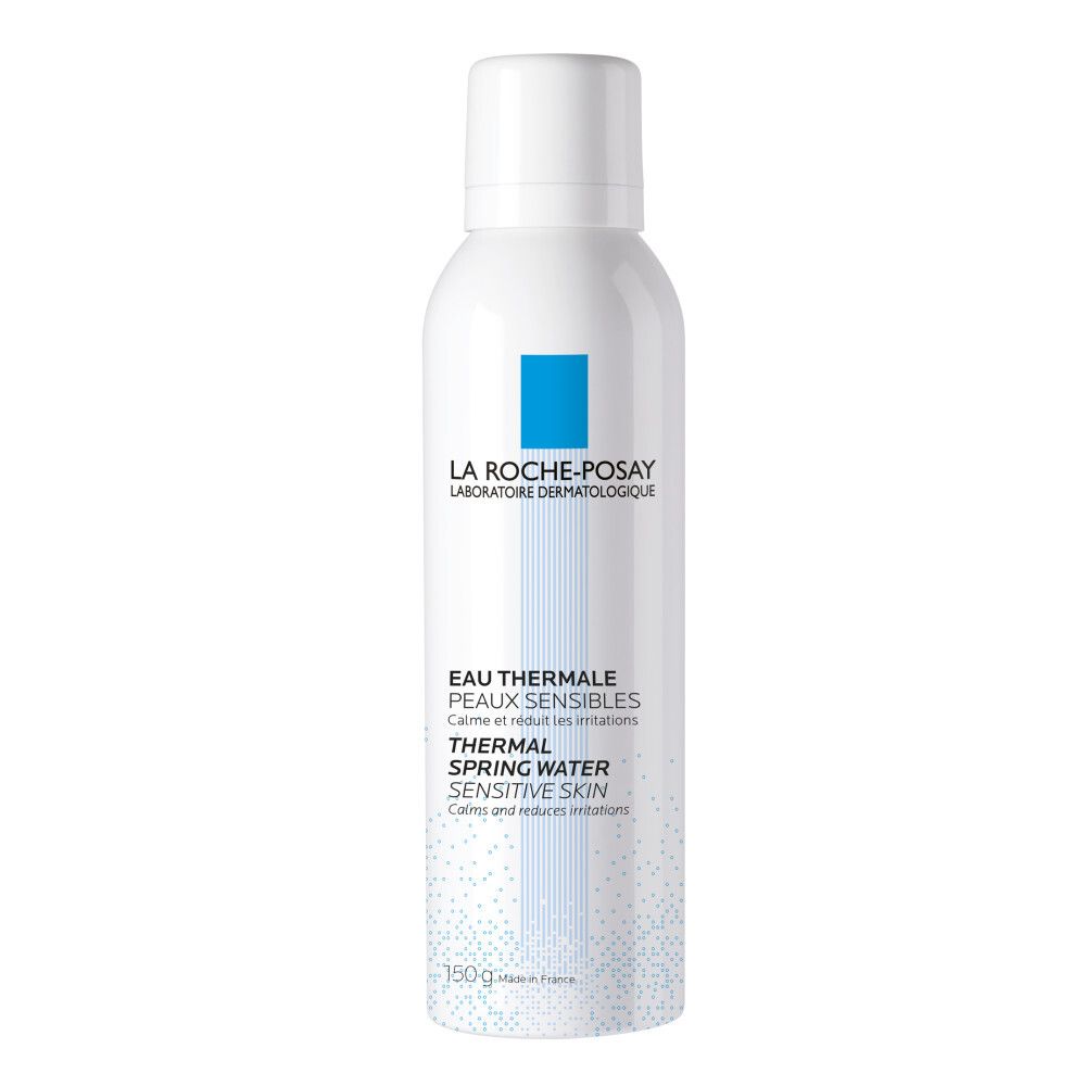 Wit spray met blauw logo. Tekst: La Roche-Posay, Eau Thermale, Thermal Spring Water, Sensitive Skin. 150g.