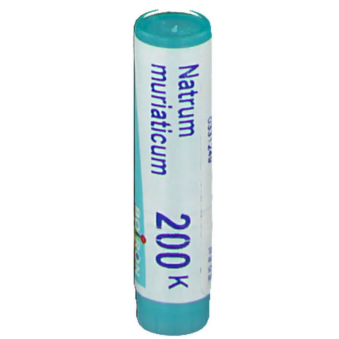 Cilindrische tube met blauwe dop en bodem. Opschrift: Natrum muriaticum 200K, Boiron.