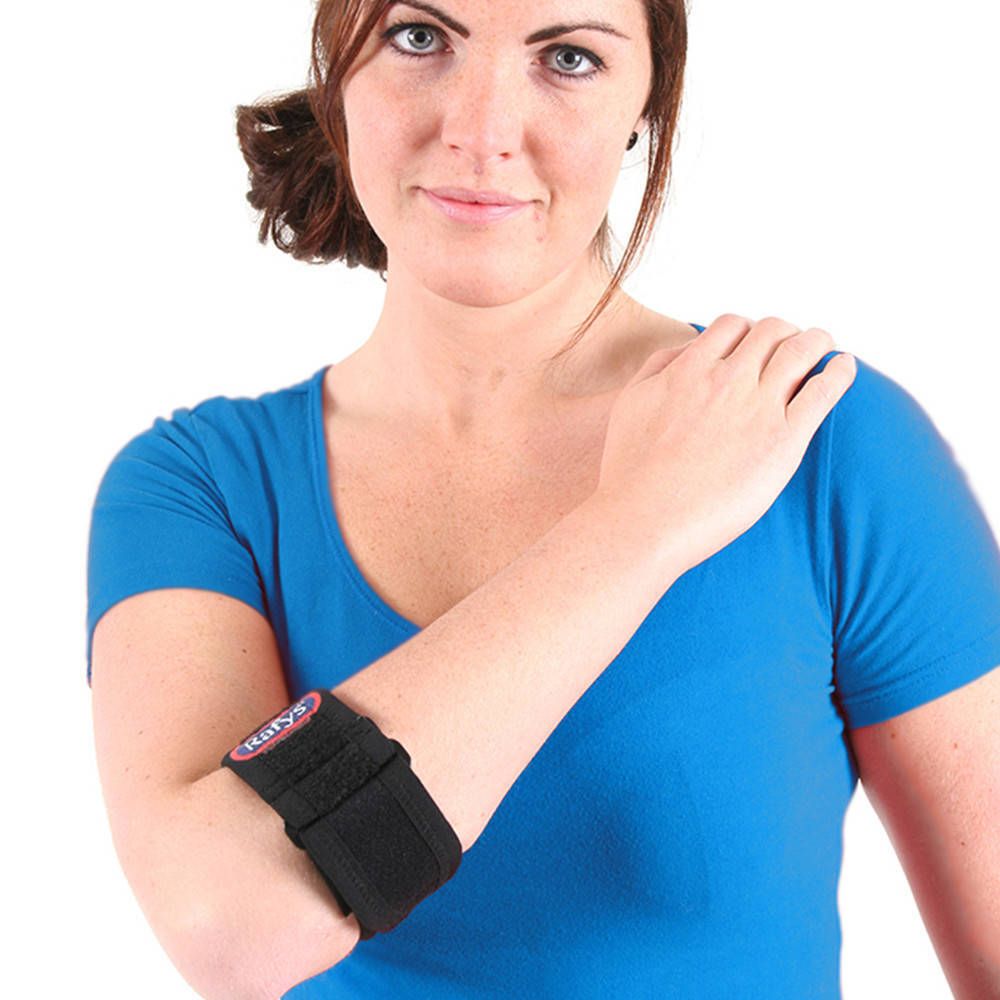 Zwarte Rafys tenniselleboogbrace op de linkerarm van een vrouw. Het product is op de elleboog geplaatst.