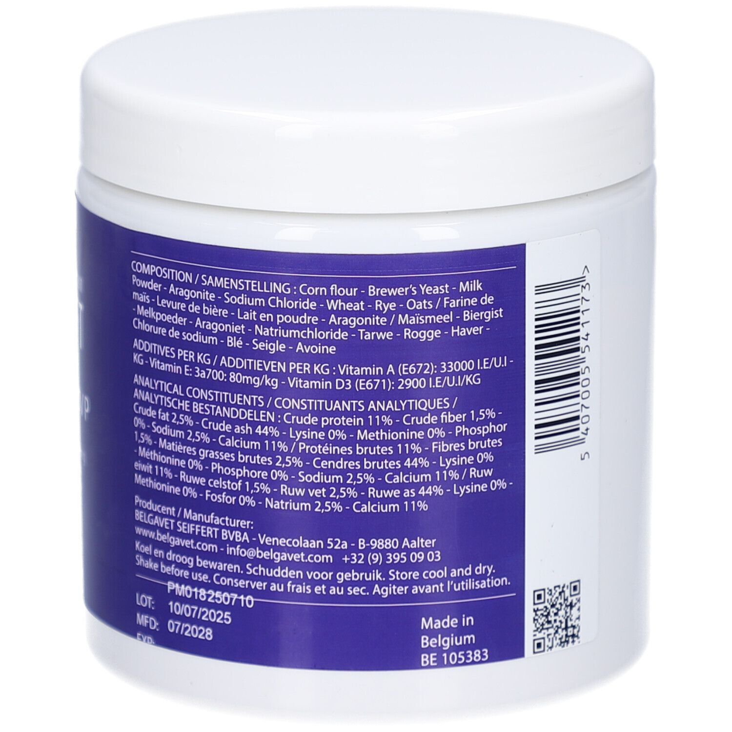 Achterkant van het witte bakje. Blauw etiket met ingrediënten, analyse, fabrikantinfo en batchnummer.