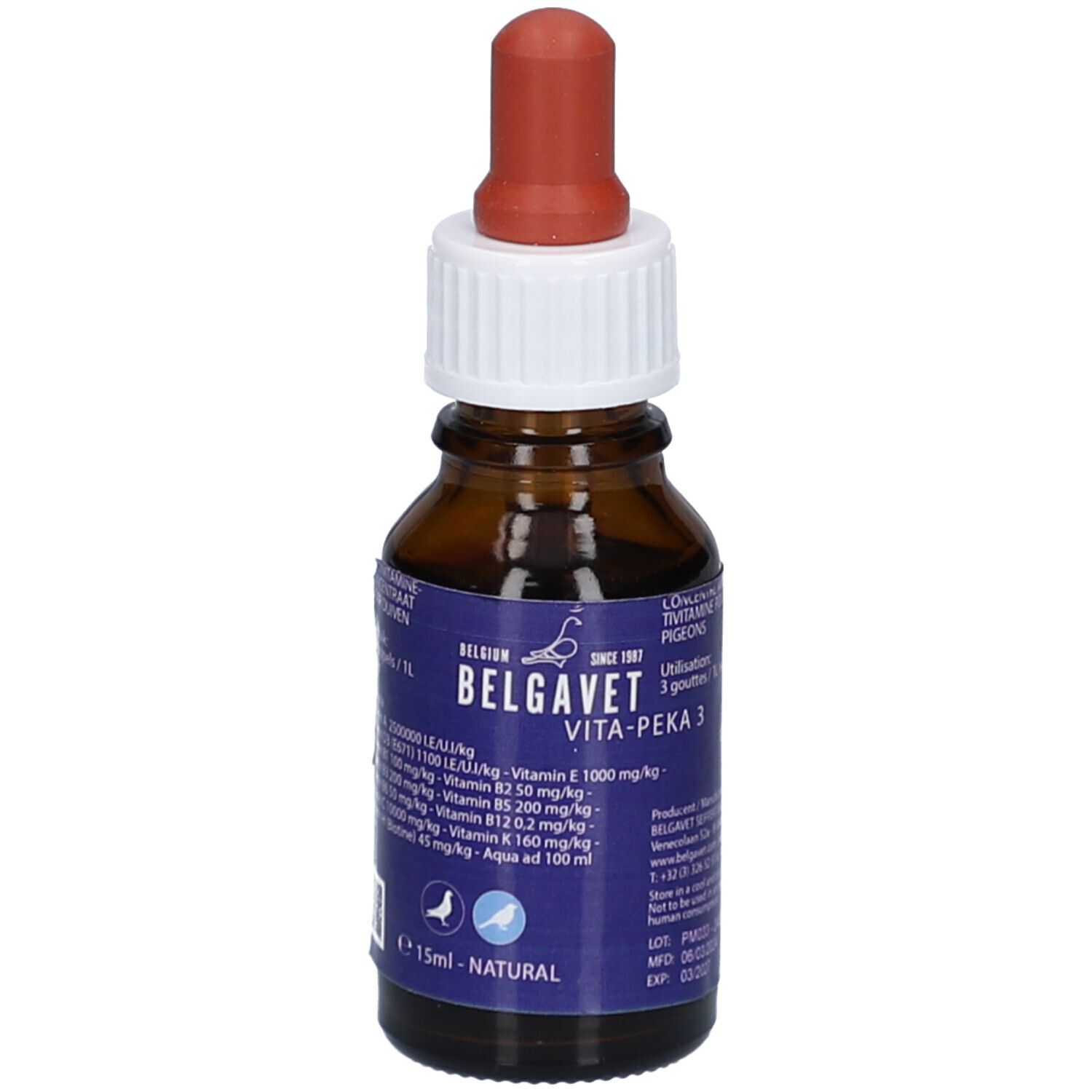 Flacon en verre brun avec bouchon blanc et pipette rouge. Étiquette bleue avec texte: BELGAVET VITA-PEKA 3. Pour pigeons.