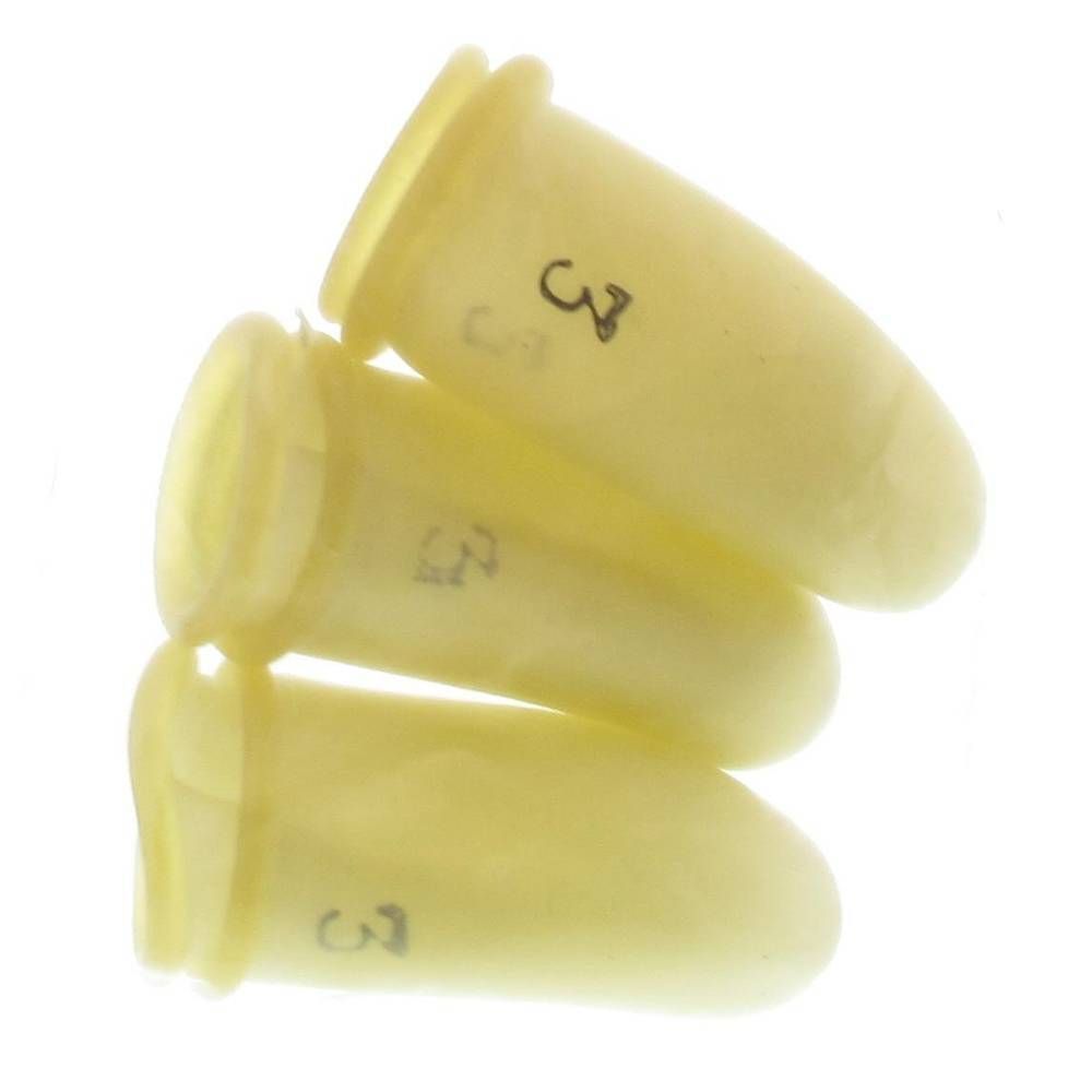 Drie gele latex vingerlingen, gemarkeerd met '3'.