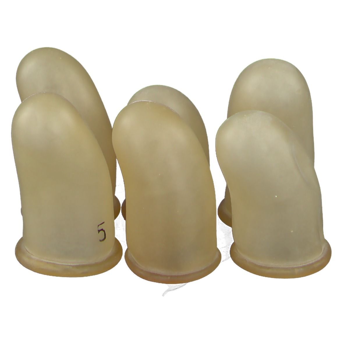 Zes beige rubberen vingertoppen. Elk heeft een ronde basis en een afgeronde punt. Het cijfer 5 is zichtbaar op één.