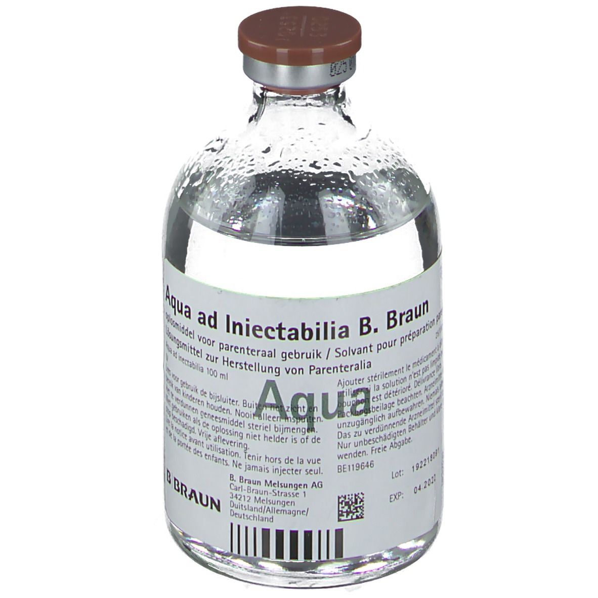 Glazen fles met vloeistof. Opschrift: Aqua ad Iniectabilia B. Braun. Bruine sluiting. Etiket met informatie en barcode.