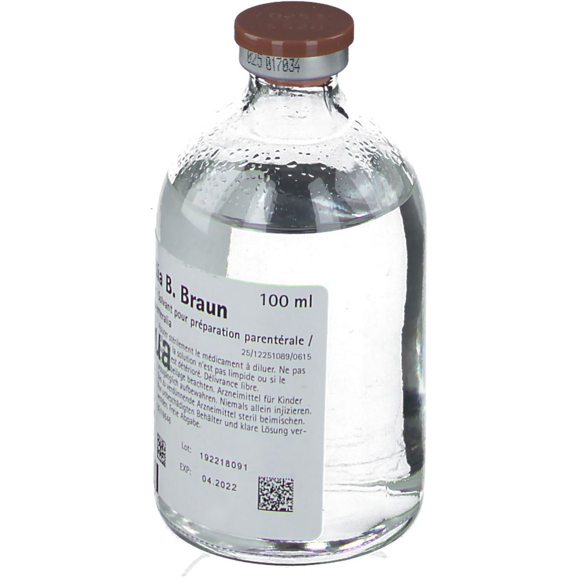 Glazen fles met vloeistof. Opschrift: Aqua ad Iniectabilia B. Braun, 100 ml. Bruine sluiting. Etiket met informatie.