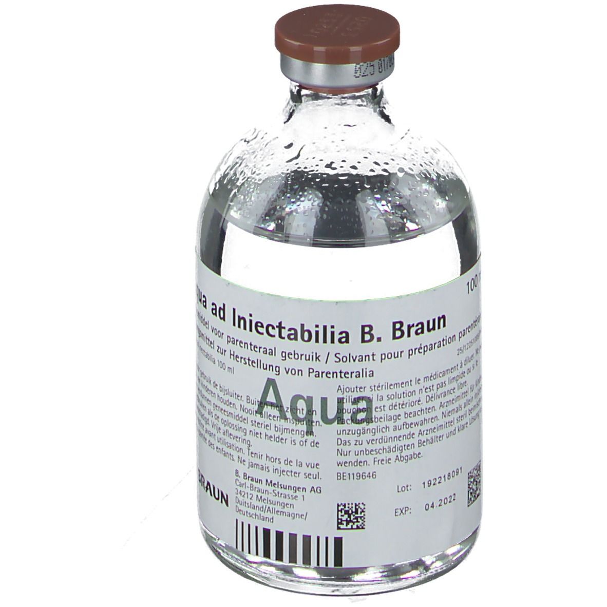 Glazen fles met vloeistof. Opschrift: Aqua ad Iniectabilia B. Braun. Bruine sluiting. Etiket met informatie en barcode.
