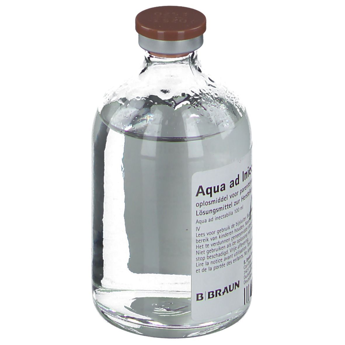 Glazen fles met vloeistof. Opschrift: Aqua ad Iniectabilia B. Braun. Bruine sluiting. Etiket met informatie.