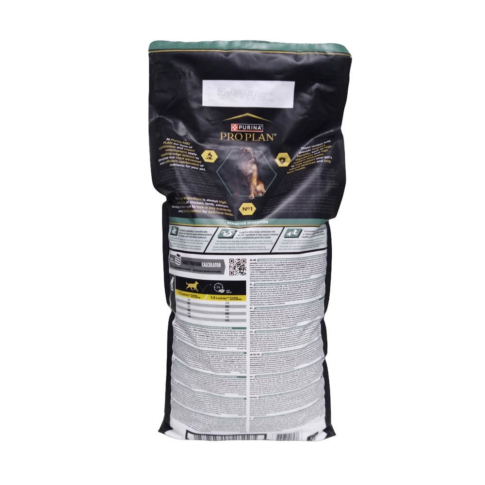 Achterkant van de hondenvoerzak. Tekstinformatie en logo PRO PLAN. Bevat QR-code en tabellen.