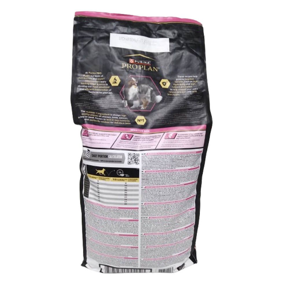 Achterkant van de hondenvoerzak. Tekst en tabellen met informatie over het product en voeding.