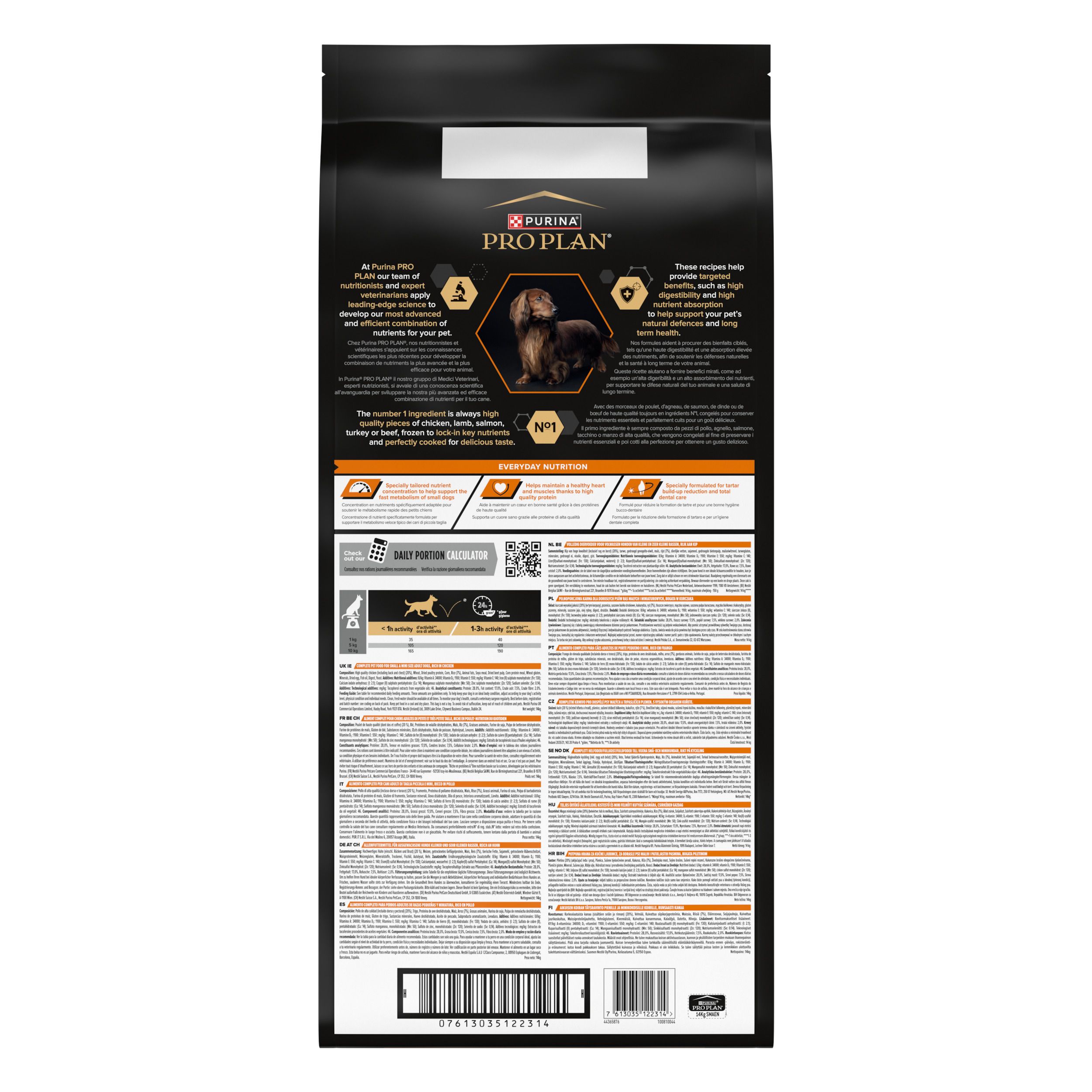 Achterkant van een zwarte zak hondenvoer. Tekst en logo's. PURINA PRO PLAN. Productinformatie.