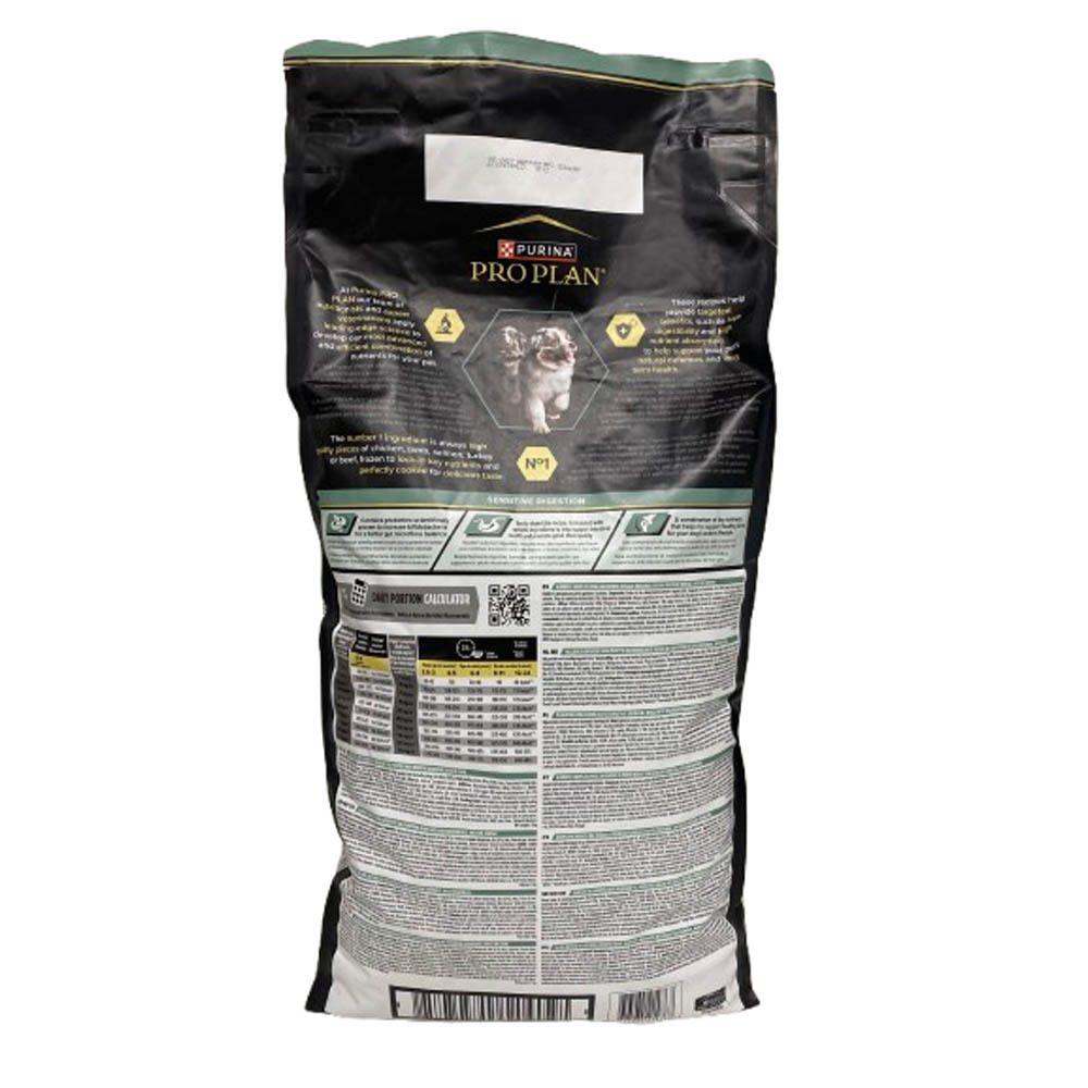Dos du sac de nourriture pour chiens. Texte et informations sur PURINA PRO PLAN. Code QR et recommandations d'alimentation.