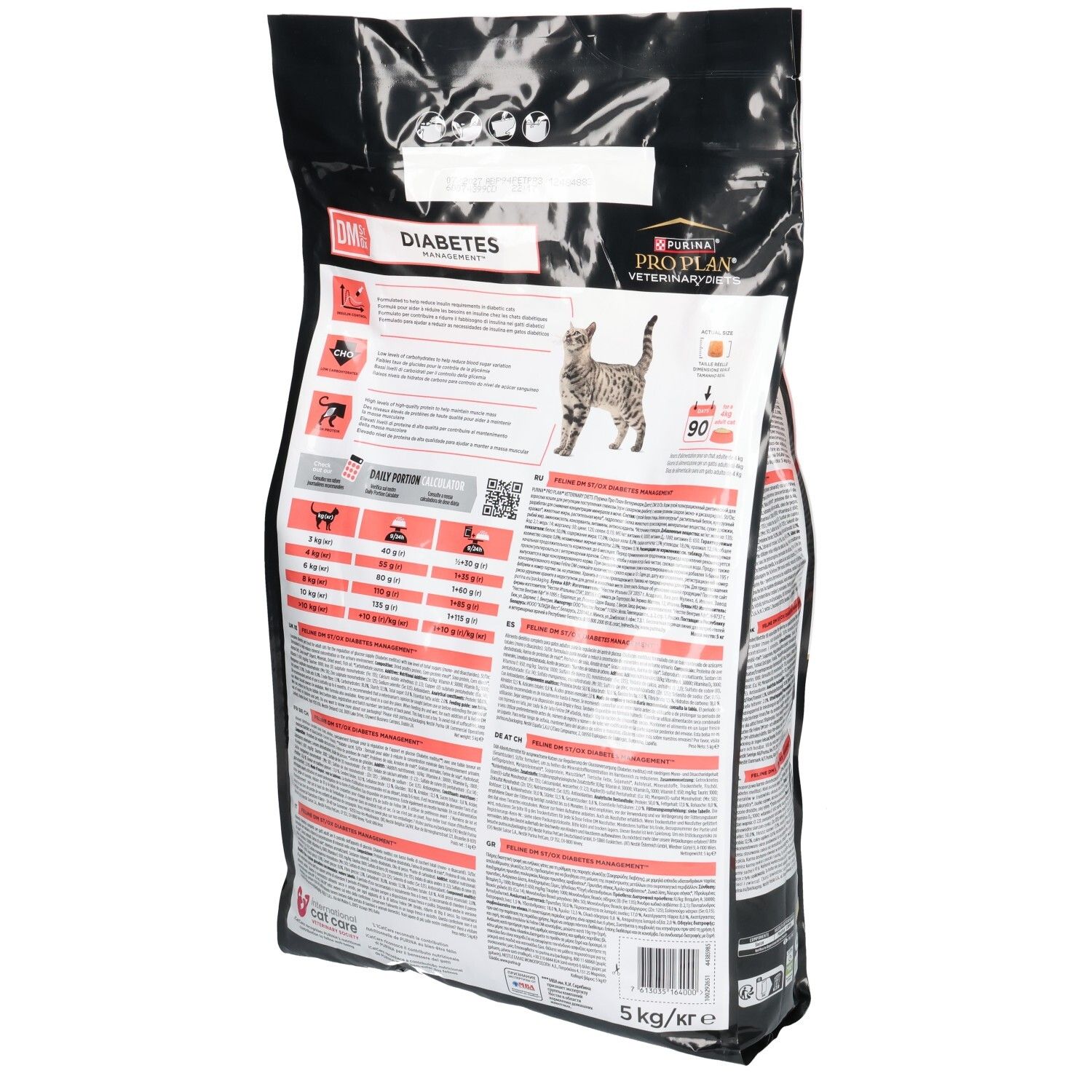 Achterkant van de zak droogvoer. Opschrift: PRO PLAN Veterinary Diets DM Diabetes Management. Informatie en diagrammen.
