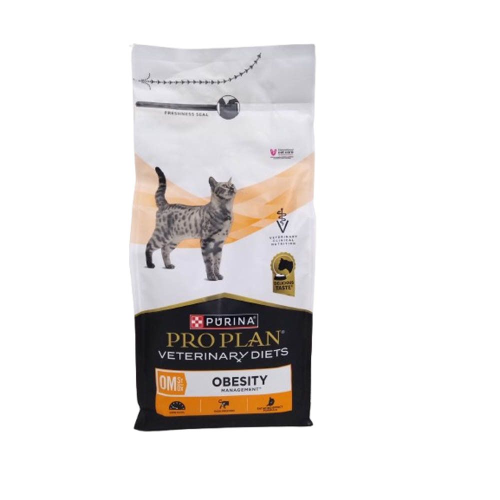 Zak kattenvoer. Opschrift: PRO PLAN VETERINARY DIETS OM OBESITY MANAGEMENT. Afbeelding van een kat.