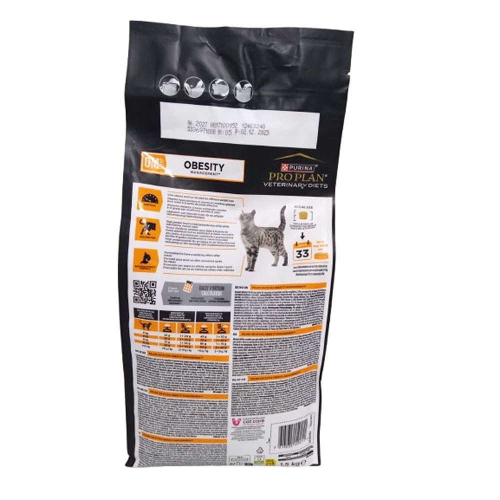 Achterkant van de kattenvoerzak. Tekst en afbeeldingen met informatie over het product en voeding.