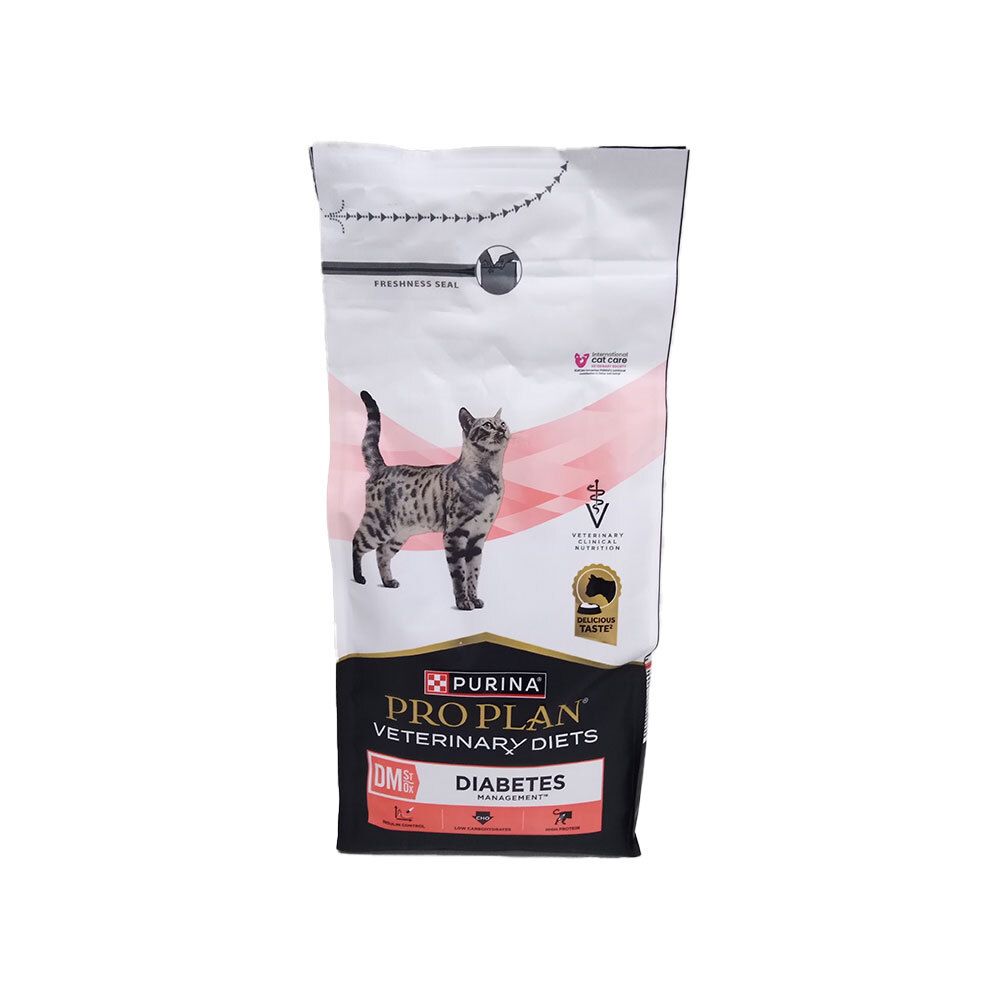 Pro Plan Veterinary Diets Feline DM Diabetes Management kattenvoer. Zwart, wit en rood design met kat afgebeeld.