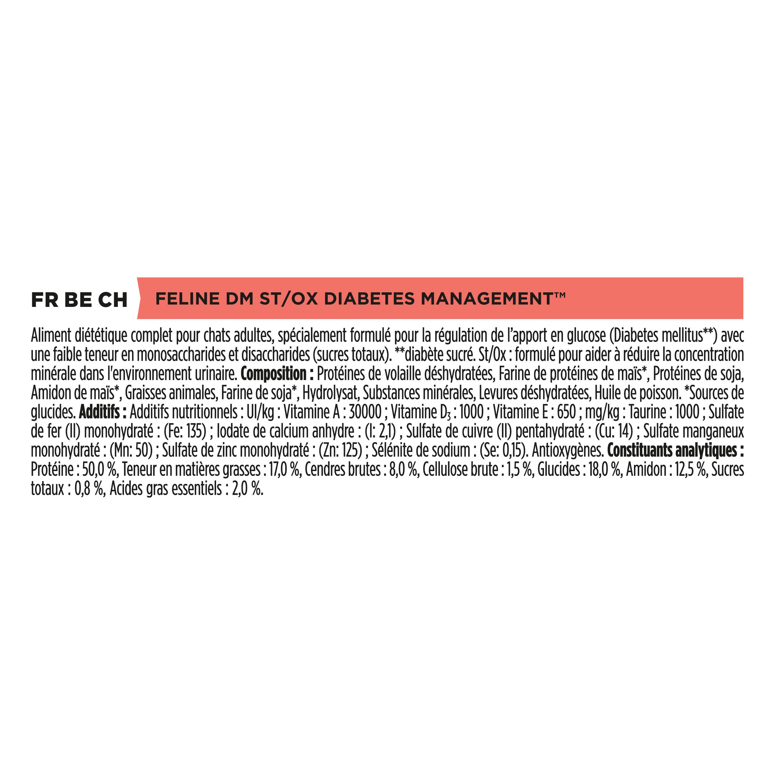 Une femme tient un sac de nourriture pour chats Pro Plan Veterinary Diets Feline DM Diabetes Management.