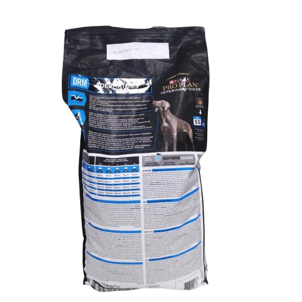 Achterkant van de zwarte zak met productinformatie en voedingsaanbevelingen. Merk: Purina Pro Plan.