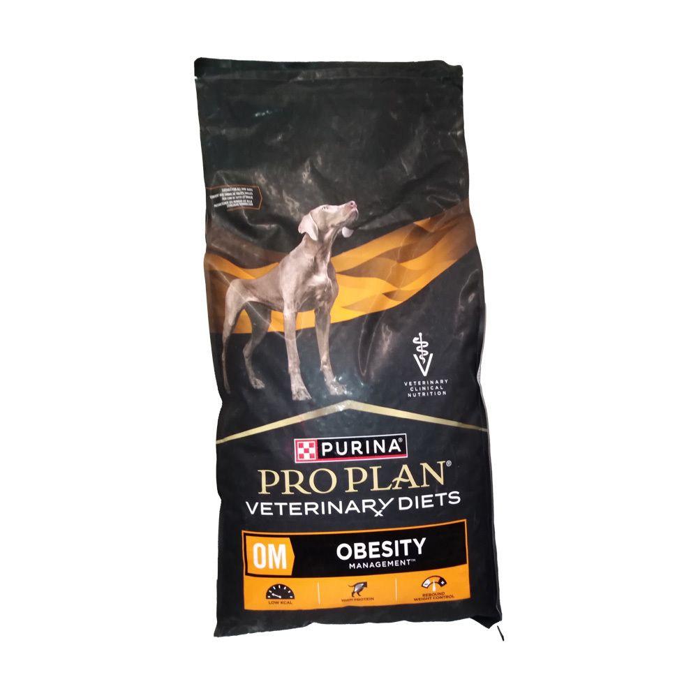 Zwarte zak met hond en productnaam. "PRO PLAN Veterinary Diets OM Obesity Management" is zichtbaar.