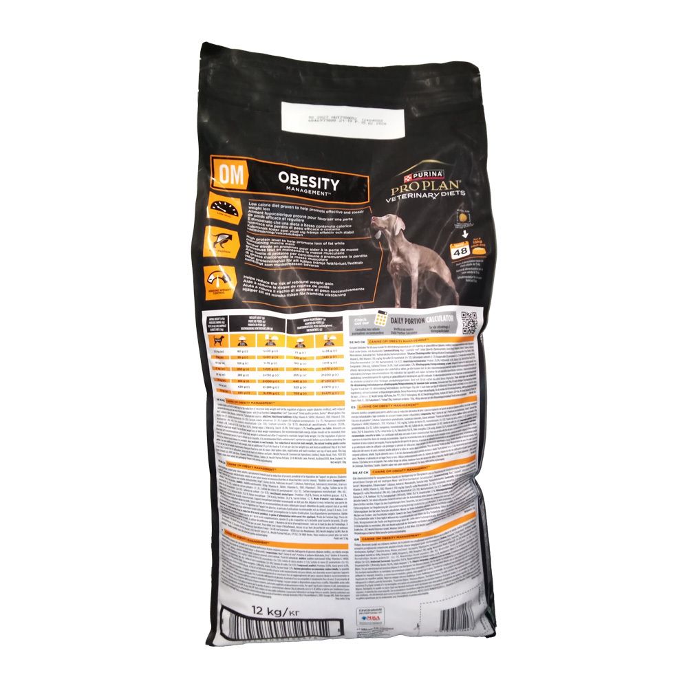 Achterkant van de zwarte zak. Tekstinformatie en voedingsinformatie voor honden. "OM Obesity Management" is zichtbaar.