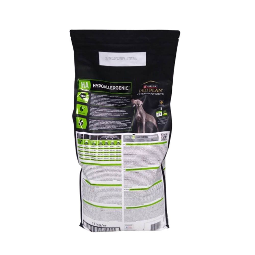 Achterkant van de zwarte zak. Tekstinformatie, groene accenten. PRO PLAN Veterinary Diets HA. Hypoallergeen.