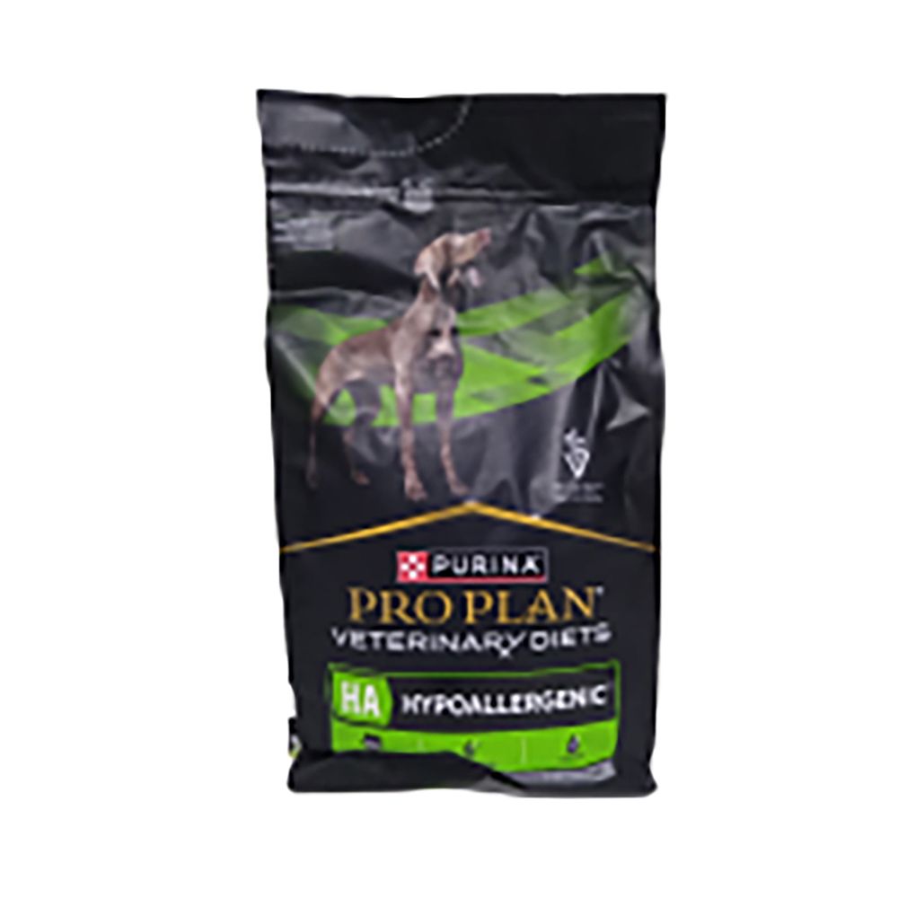 Voedselzak Purina Pro Plan Veterinary Diets CANINE HA HYPOALLERGENIC. Afbeelding van een hond. Zwarte achtergrond.