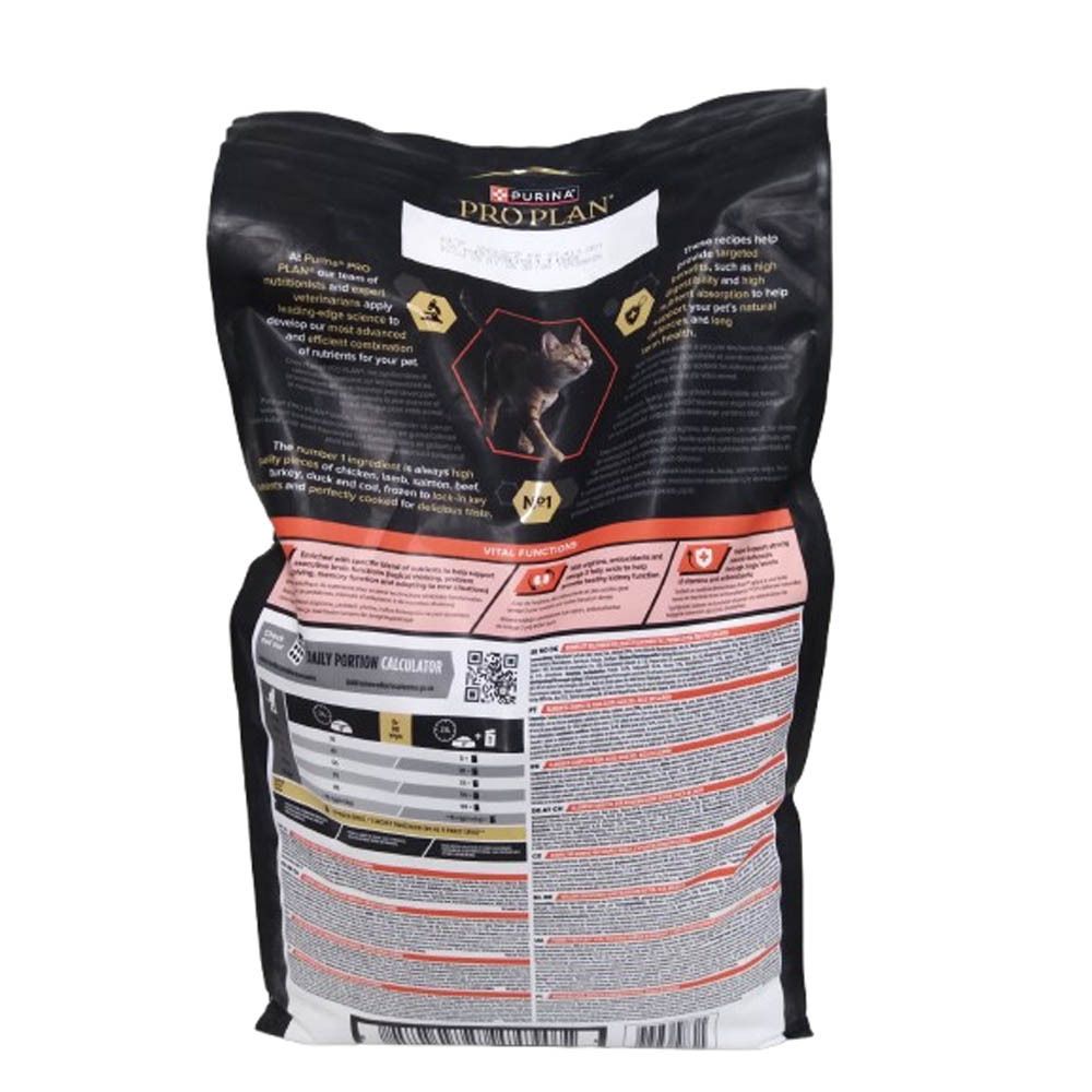 Achterkant van de Purina Pro Plan kattenvoer verpakking. Tekst en afbeeldingen met informatie over het product en voeding.