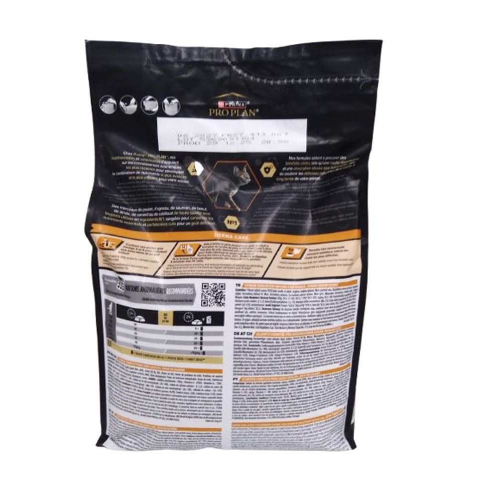 Achterkant van de Pro Plan kattenvoer verpakking. Bevat informatie over ingrediënten en voedingsaanbevelingen.