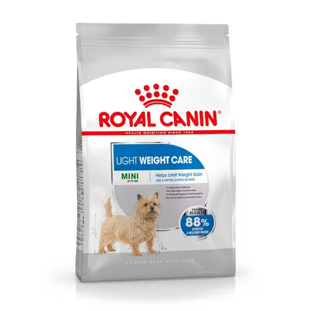 Sac de croquettes Royal Canin Light Weight Care Mini avec un Cairn Terrier.