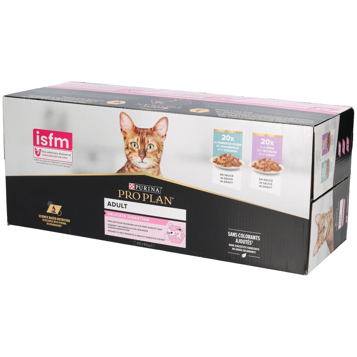 Kartonnen verpakking kattenvoer. Opschriften Pro Plan, kat, 20x zakjes, isfm-logo. Roze en zwarte elementen.