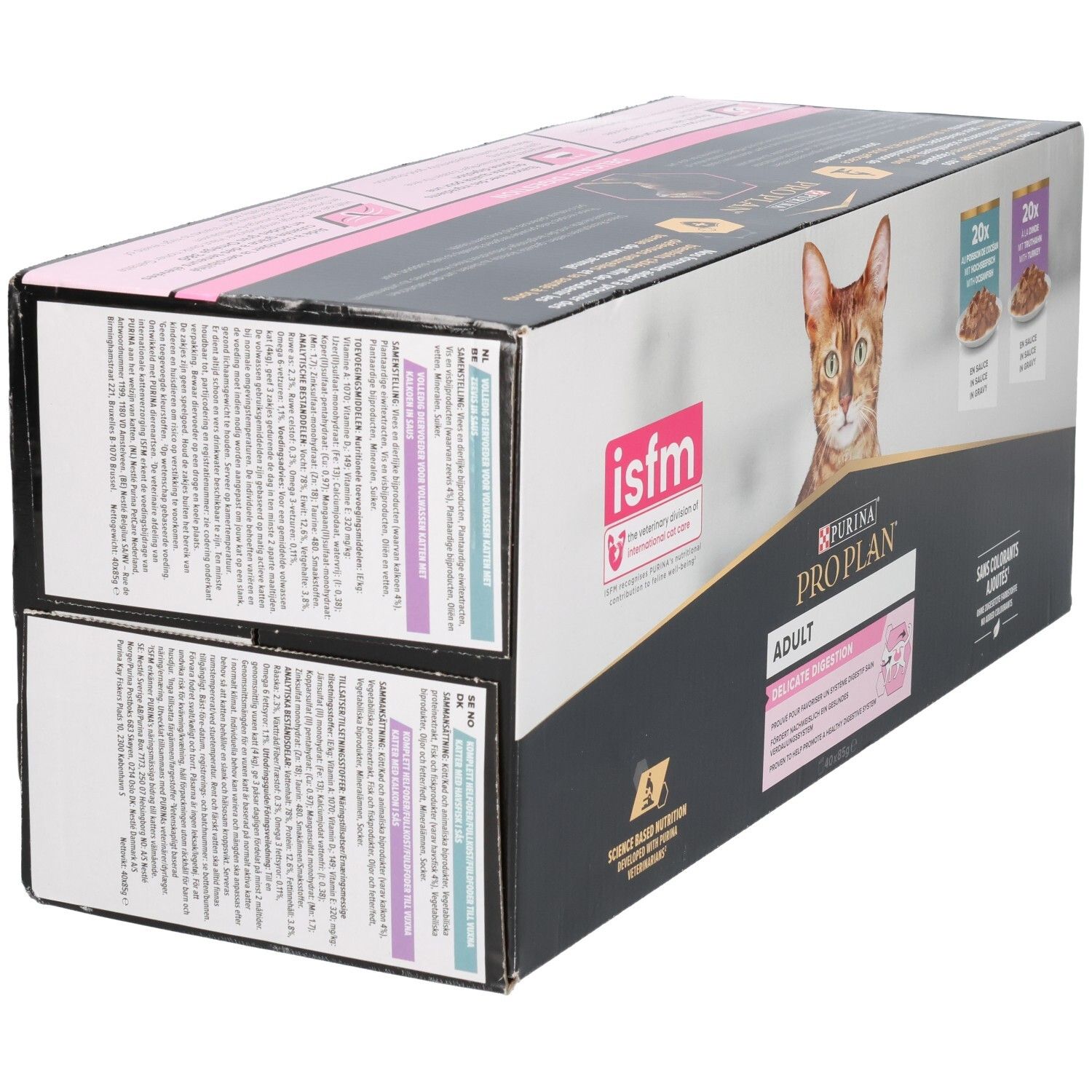 Kartonnen doos met tekst. Opschriften Pro Plan, kat, 20x zakjes, isfm-logo. Roze en zwarte elementen.