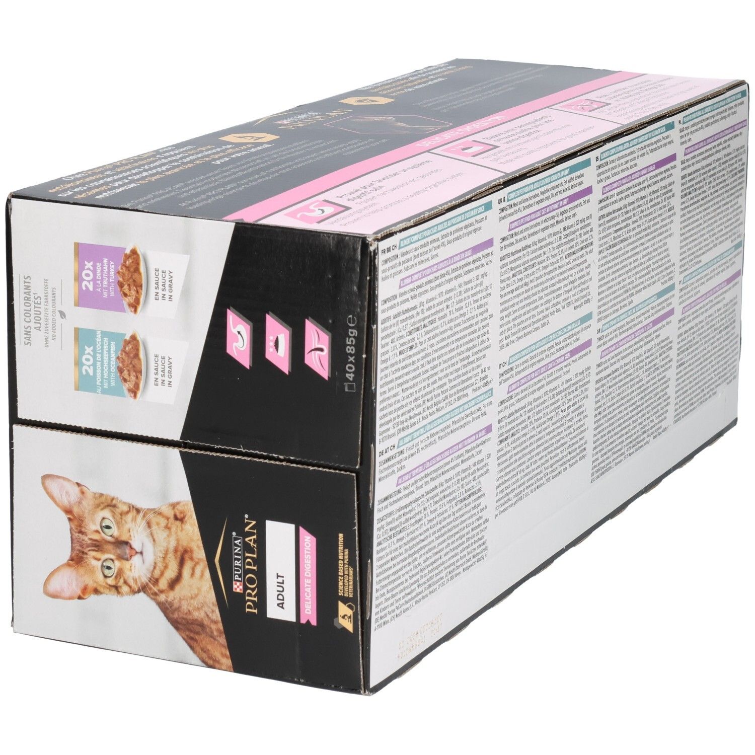 Kartonnen doos met tekst. Opschriften Pro Plan, kat, 20x zakjes, isfm-logo. Roze en zwarte elementen.