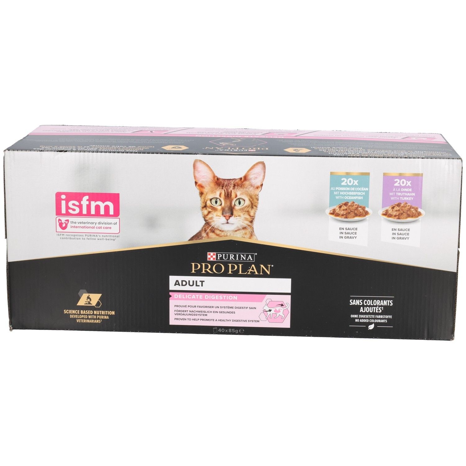 Kartonnen verpakking kattenvoer. Opschriften Pro Plan, kat, 20x zakjes, isfm-logo. Roze en zwarte elementen.
