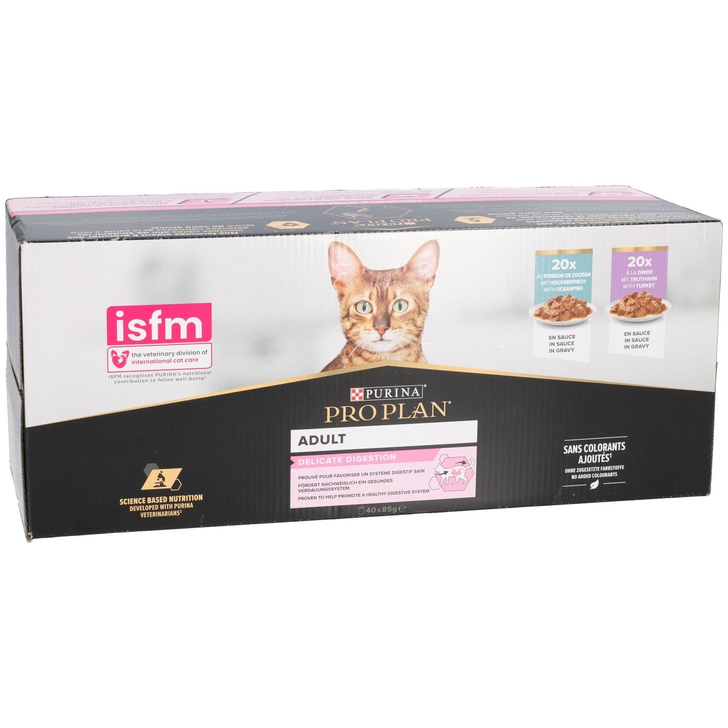 Kartonnen verpakking kattenvoer. Opschriften Pro Plan, kat, 20x zakjes, isfm-logo. Roze en zwarte elementen.