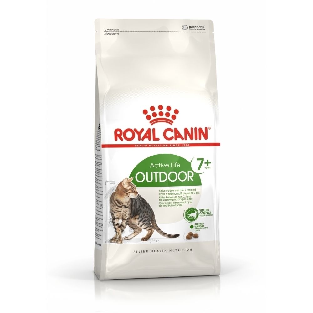 Royal Canin Active Life Outdoor 7+ kattenvoer zak met kat en brokjes.