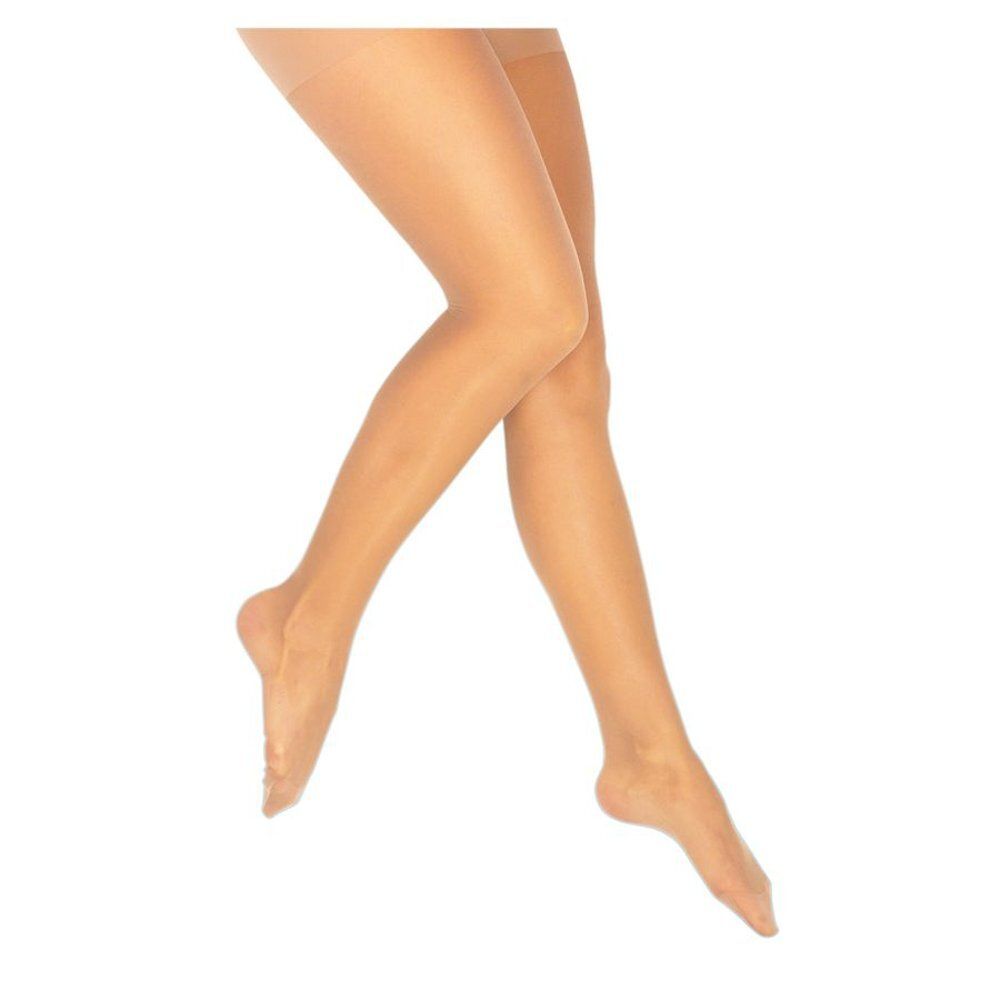 Huidkleurige panty die de benen bedekt. Zicht van onder naar boven, op witte achtergrond.